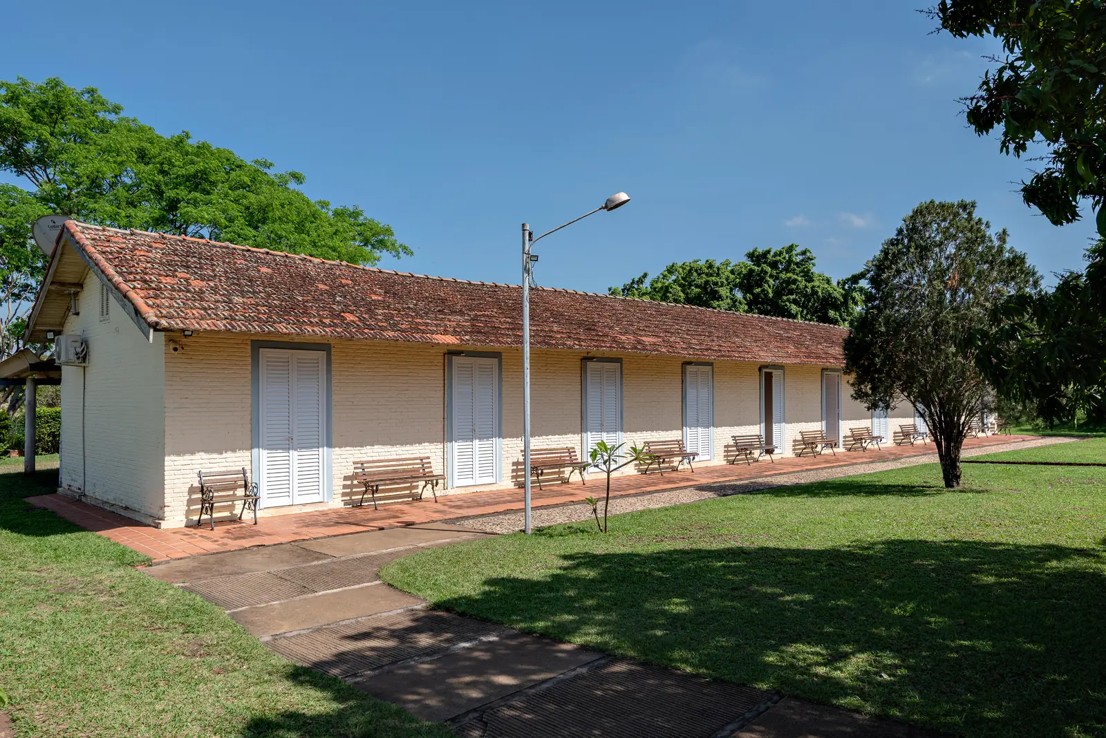 Apartamentos com portas voltadas para o gramado do jardim