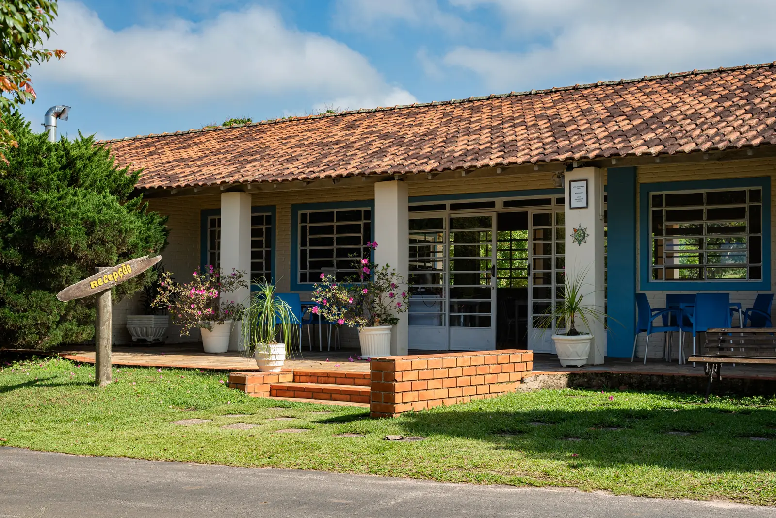 Recepção do hotel diante do jardim