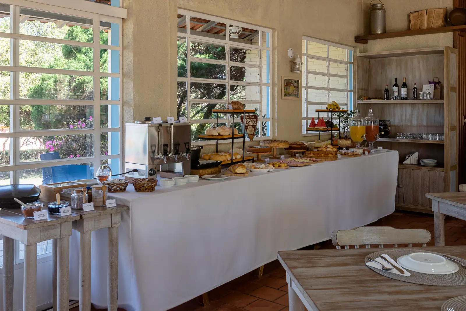 Buffet do café da manhã ao longo das janelas