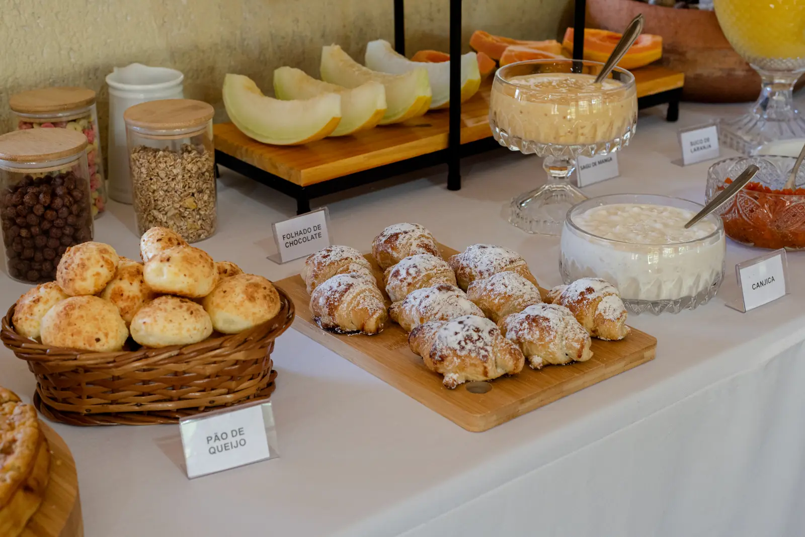 Pão de queijo e folheados de chocolate