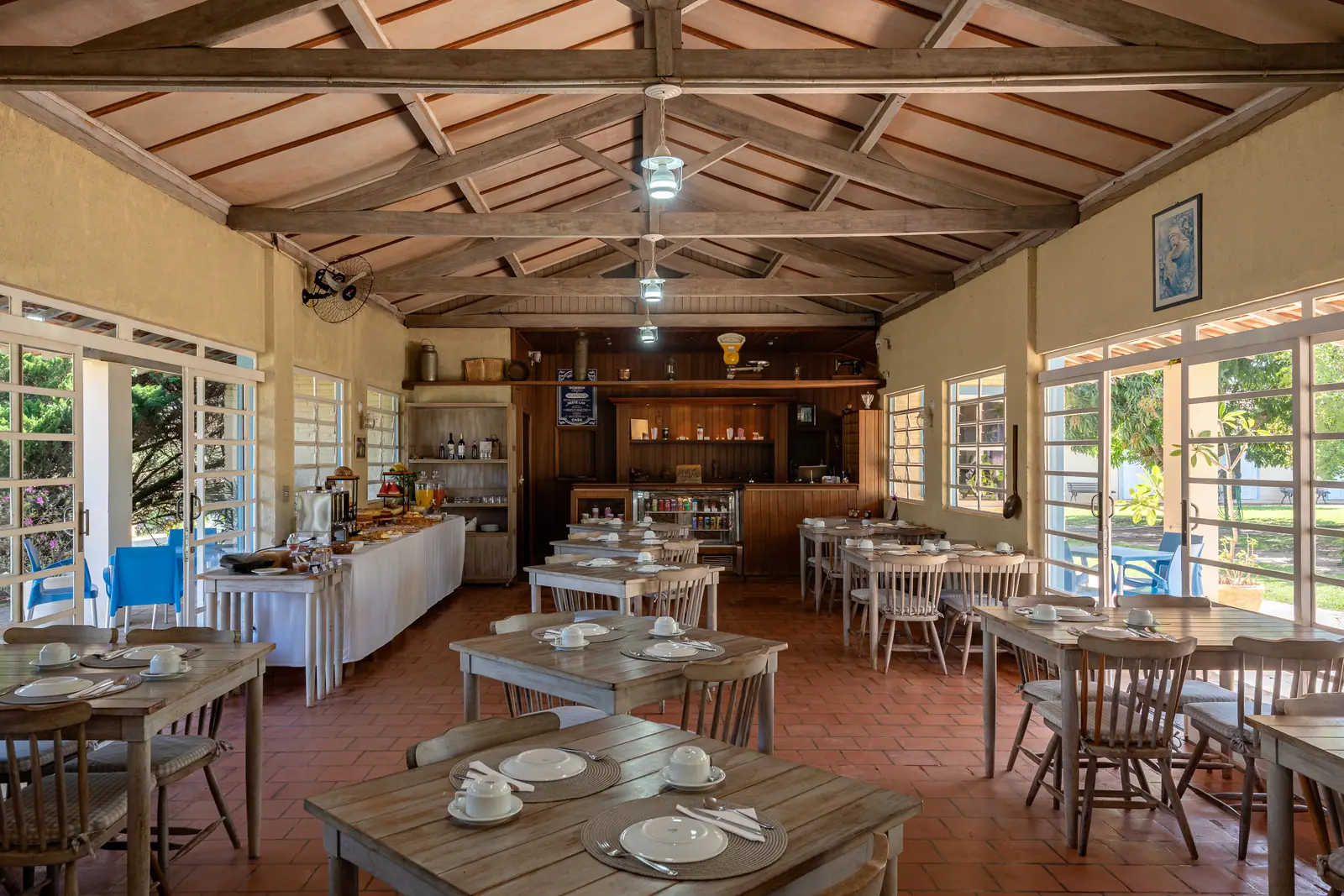 Salão do café com telhado de madeira e o buffet ao fundo