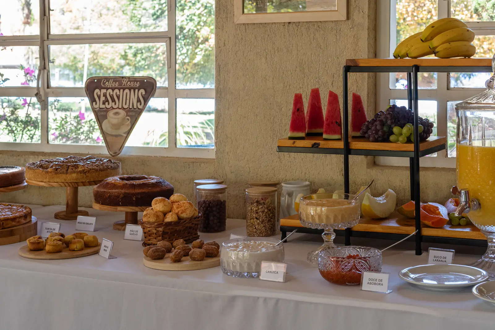 Bolos, frutas, sucos e pães sob as janelas